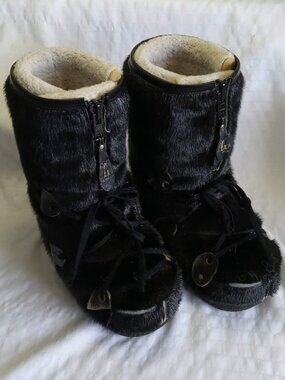 Bilodeau brand genuine fur boots, size 5 (runs large), lining needs to be replac